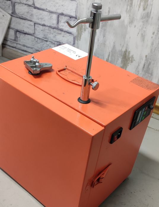 Станок, планшайба для заточування інструменту.