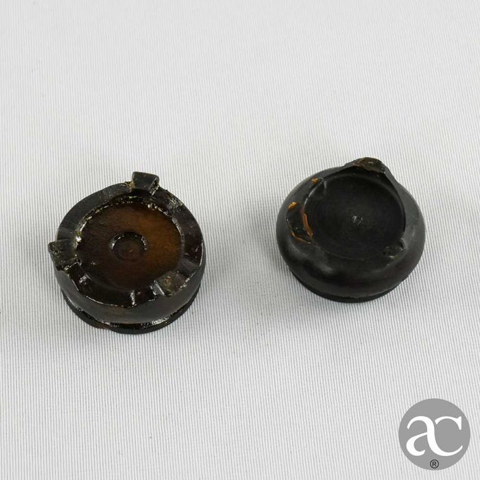 Par de pequenas jarras em cloisonné, China, com base em madeira