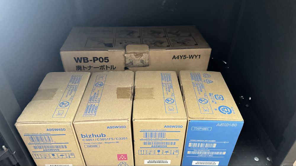 Impressora Konica Minolta bizhub C3351 com toners novos