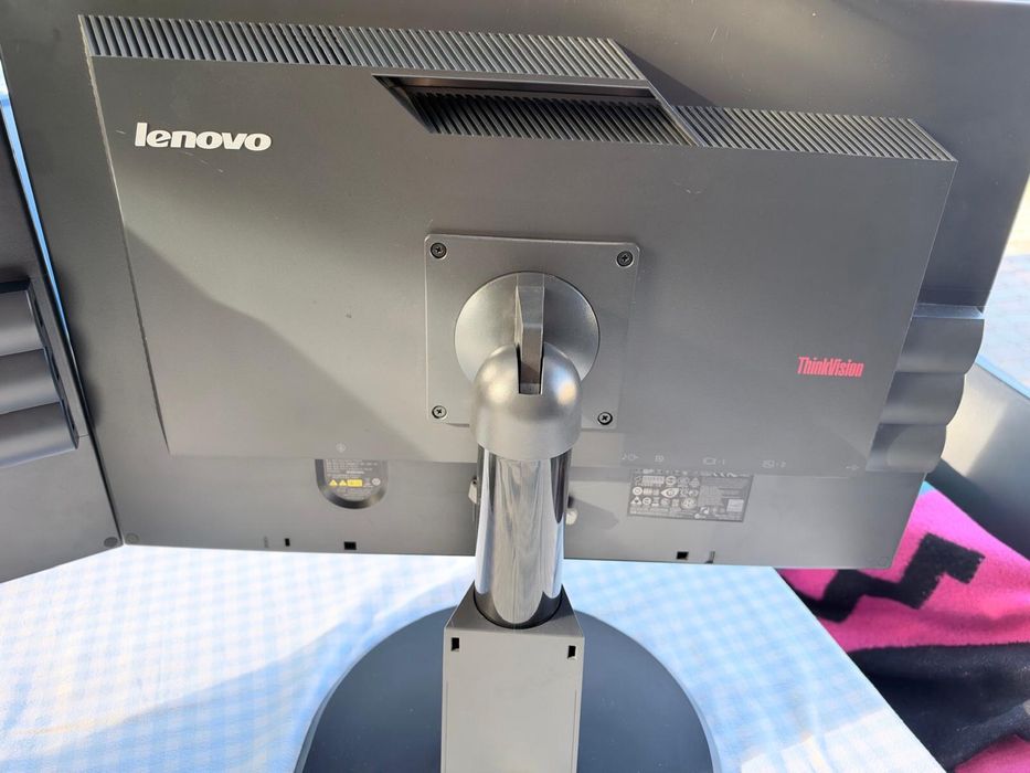 2 Monitory Lenovo LT2452pwC 24"