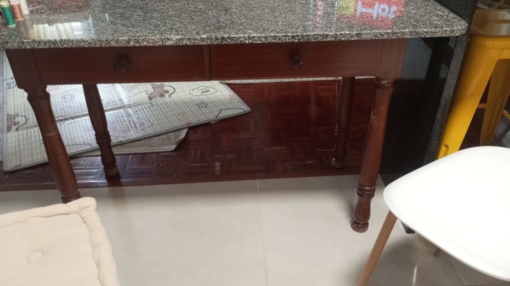 Mesa de madeira maciça com tampo de granito