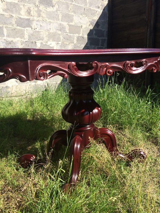 Стіл в стилі бароко