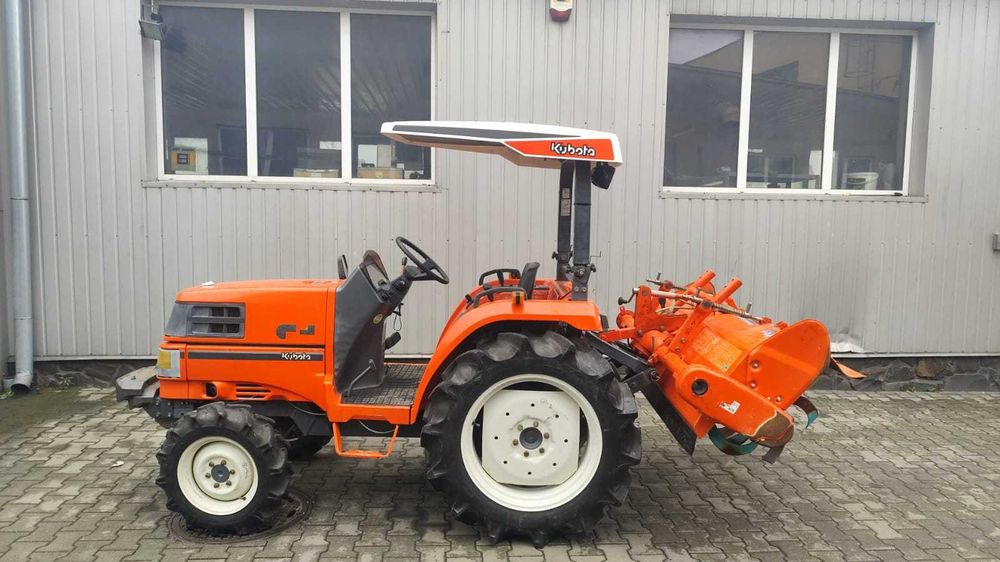 Japoński traktorek Kubota GT 5 z glebogryzarką 150 4x4 23 KM Wspomaganie