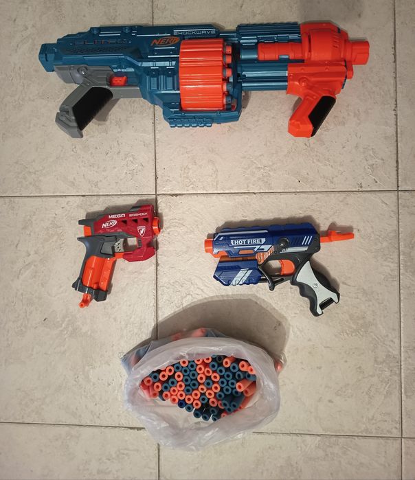 3 pistolas e conjunto de balas