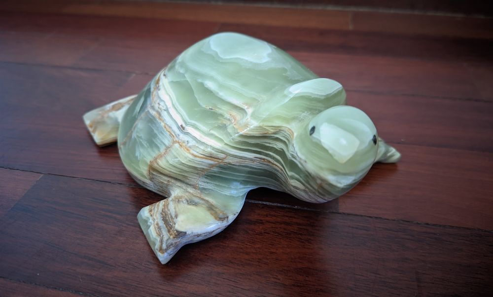 Tartaruga esculpida em onix verde.