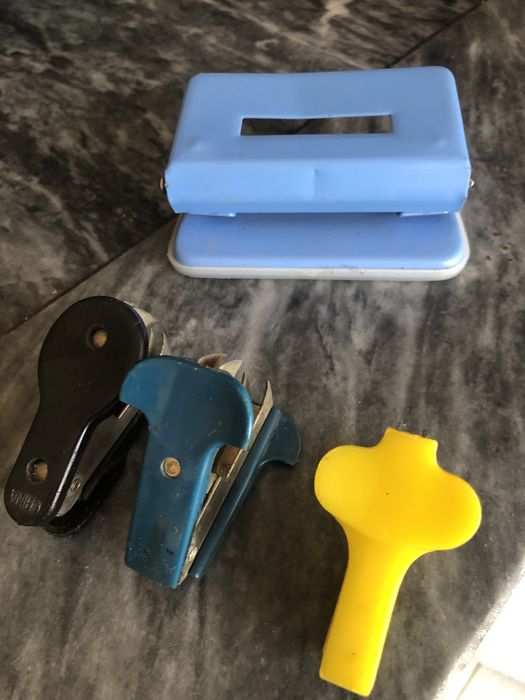 Furador de papel e tira agrafes