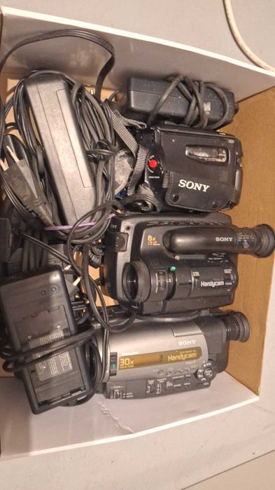 Lote 3 Câmaras de Filmar Vintage Sony Handycam (Vídeo 8/8mm) + Acessórios + Carregadores e Cabos