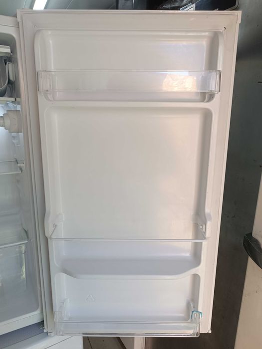 Продам маленький холодильник 85см.