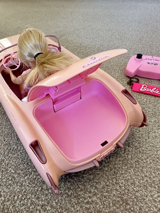 Вінтажна Barbie  в кабріолеті