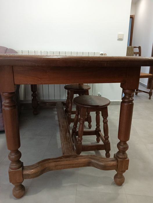 Mesa de madeira maciça em castanho