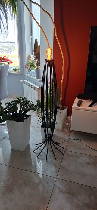 Lampa stojąca podłogowa loft wystrój restauracji
