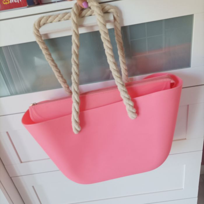 Torba w kolorze koralowym.