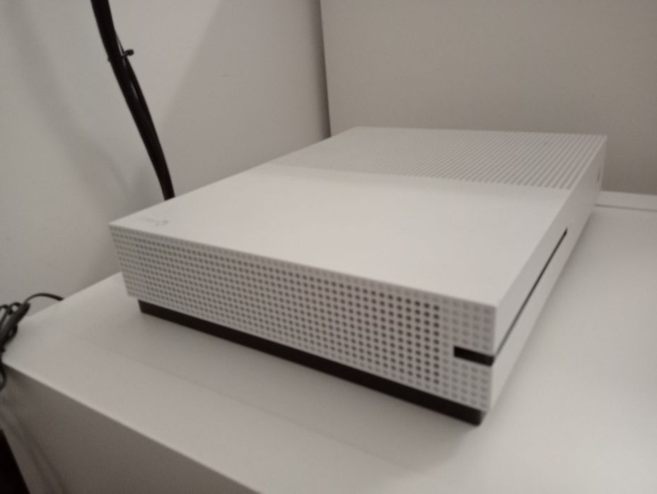 Xbox One S  1 TB  Super Stan plus Pad