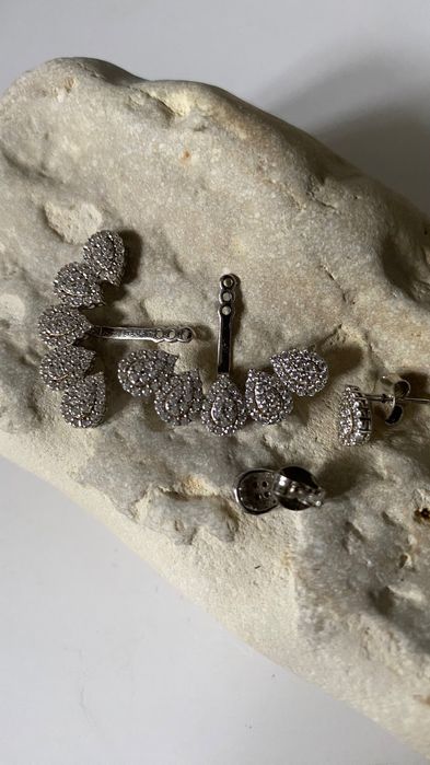 Maravilhoso brinco em prata cravejado de zirconia