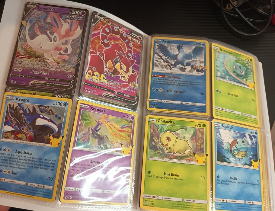 Cartas Pokémon diferentes coleções