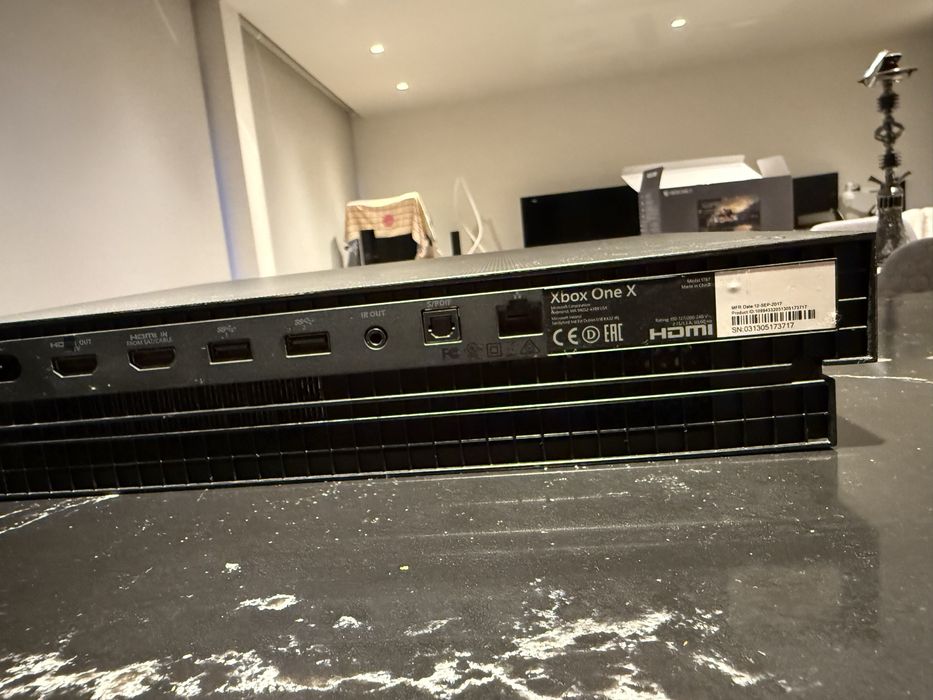 Xbox Project Scorpio 1TB + 1 comando + 2 jogos + kinect