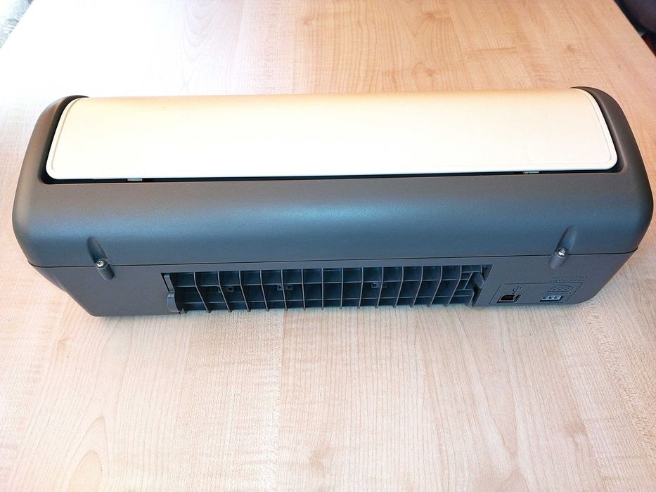 Принтер HP DeskJet D1560  компактний.