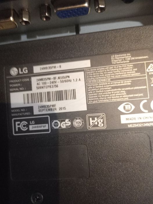 Monitor LG z podstawką i okablowaniem