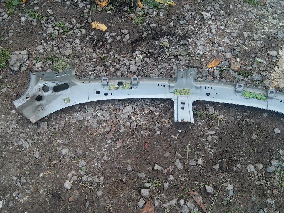 Левый батон (стойка) на nissan micra k12 4дв