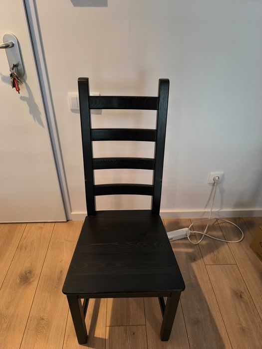 Mesa IKEA BJURSTA extensível + 4 cadeiras pretas