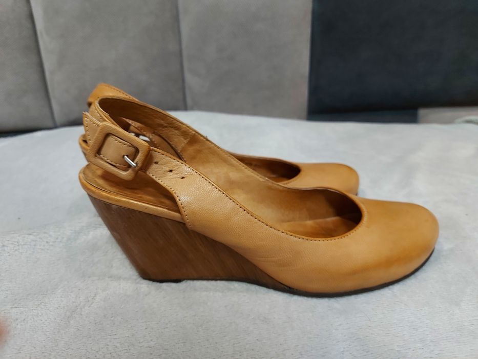 Beżowe skórzane pantofle firmy RYŁKO roz. 38 na koturnie wygodne