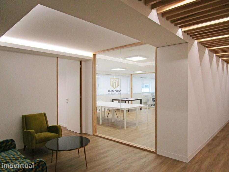 Office for Sale in Ramalde, Porto