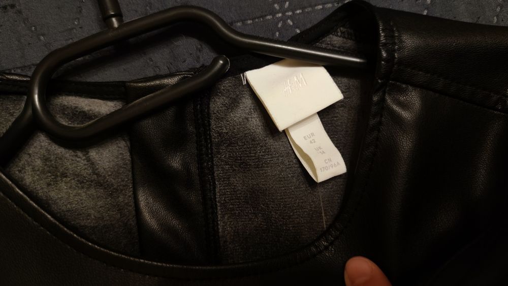 Sukienka z imitacją skory