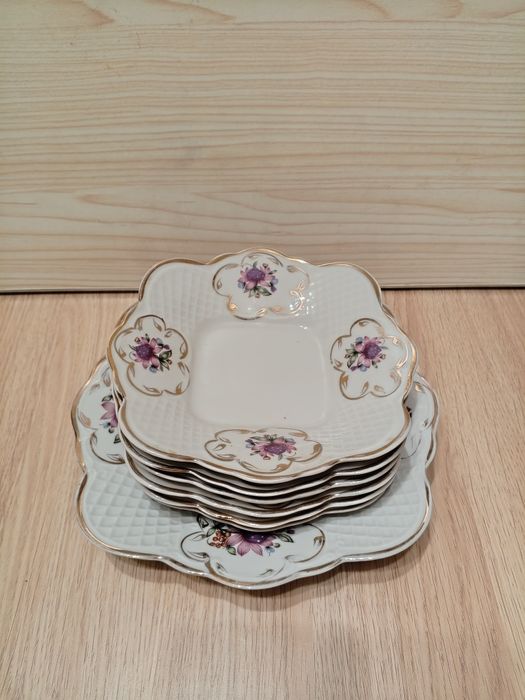 Набор.   тарелок