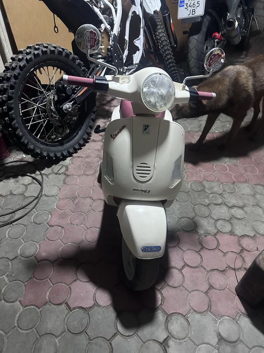 Дитячий скутер Peg-perego Vespa NEW 0019 12 В бежевий