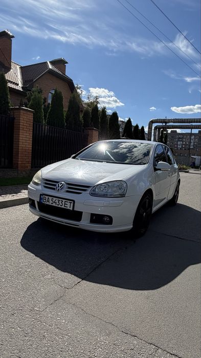 Продаю Volkswagen Golf 1.4 TSI з механічною коробкою передач та турбованим бензиновим двигуном.