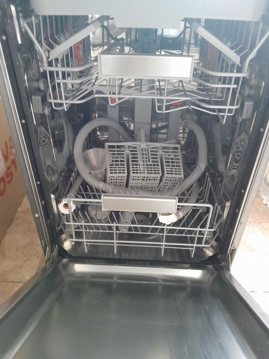 Посудомийна машина окремо стояча.