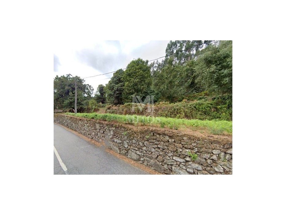 Terreno com ruína em Tregosa - Barcelos