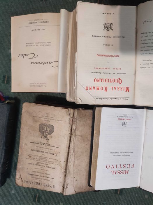 Lote 20 Livros religiosos antigos e Missais diversos