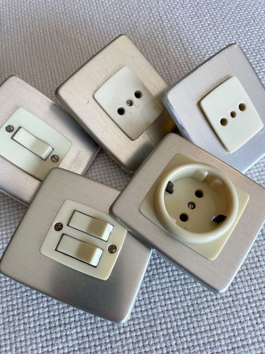 Interrupetores e tomadas anos 80. São 40 unidades