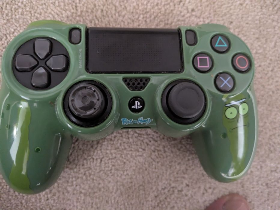 Ps4 e comando com capa e algums jogos