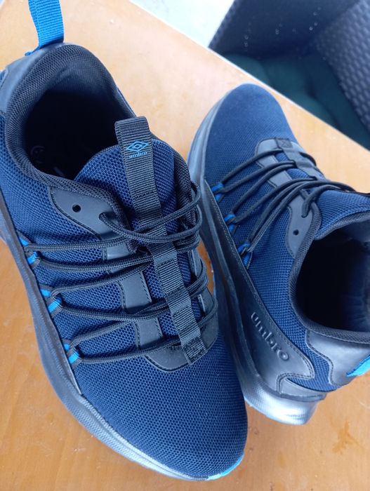 Buty Umbro Dakari r 43  wkładka 27.5cm