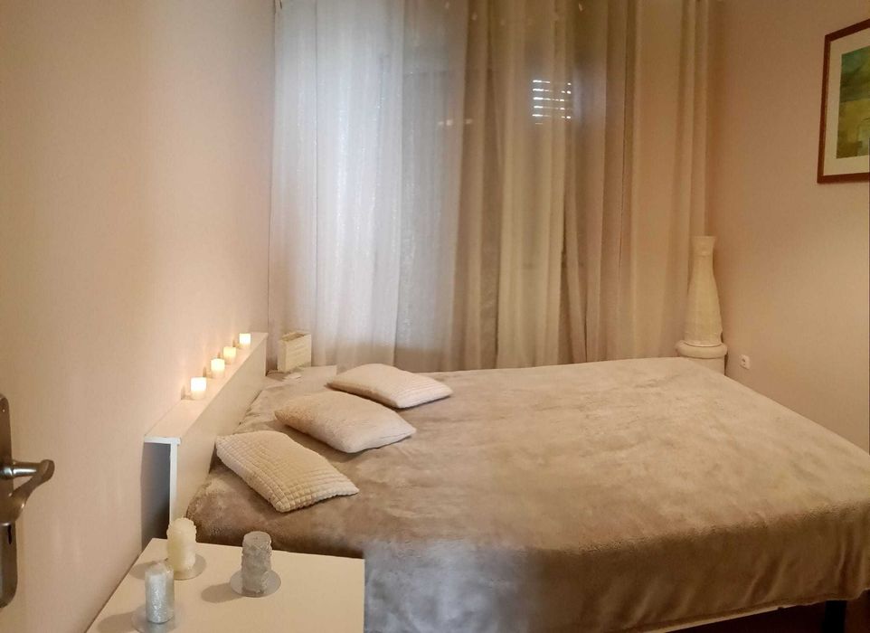 Apartamento T2 para arrendar, no centro, de meados dede 5 de agosto a 15 de setembro.