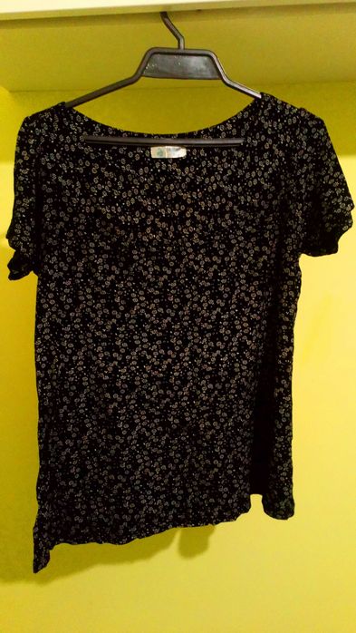 Czarna bluzka w kwiatki TINGBA, r. XL / 42