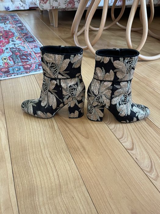 Botki haftowane złote kwiaty