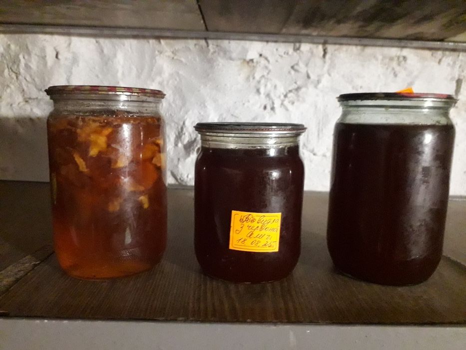 Варення яблучне, аличове, вишневе