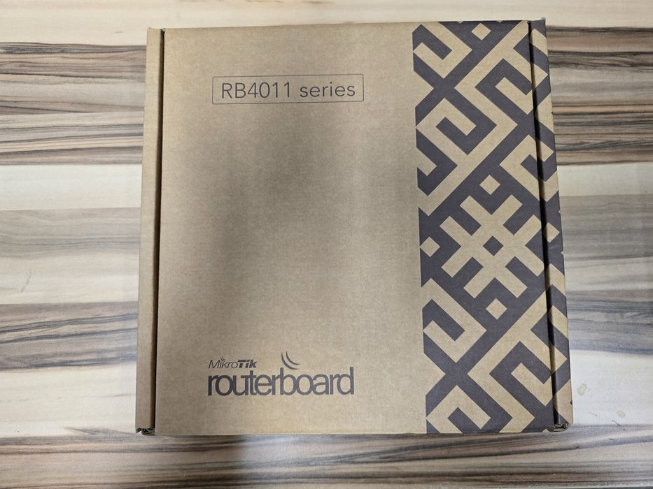 Router Mikrotik RB4011 iGS+5HacQ2HnD-IN
