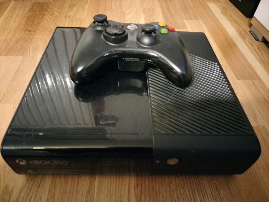 Konsola Xbox 360 E + pad + zasilacz + kinect
