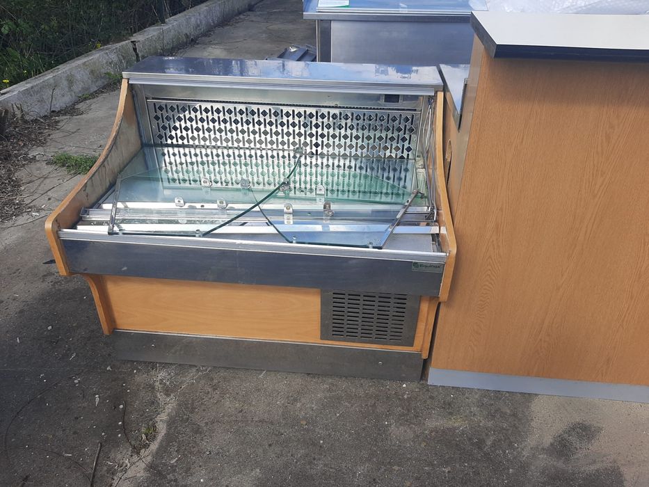 Conjunto de balcão e vitrine para restaurante