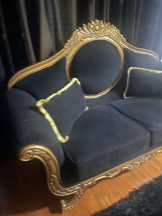 Sofa, cadeirao preto e dourado