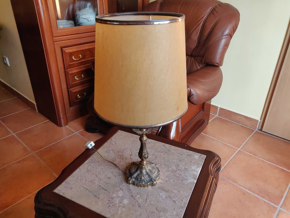 Mesa de apoio com tampo em mármore + candeeiro