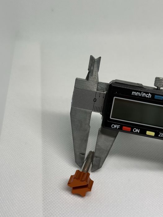 Болти для кріплення сидіння