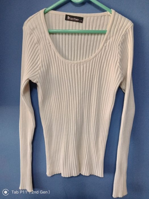 Sweter prążkowany z dekoltem L/XL