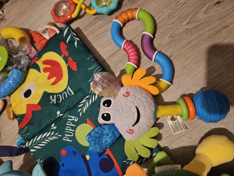 Zestaw zabawek dla niemowlaka.  Stan bardzo dobry/ idealny