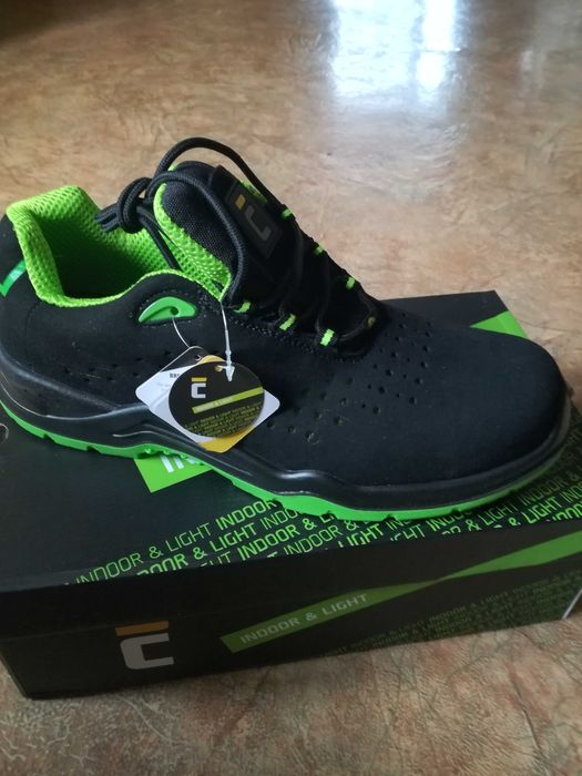 Обувь рабочая с металлическим носком.