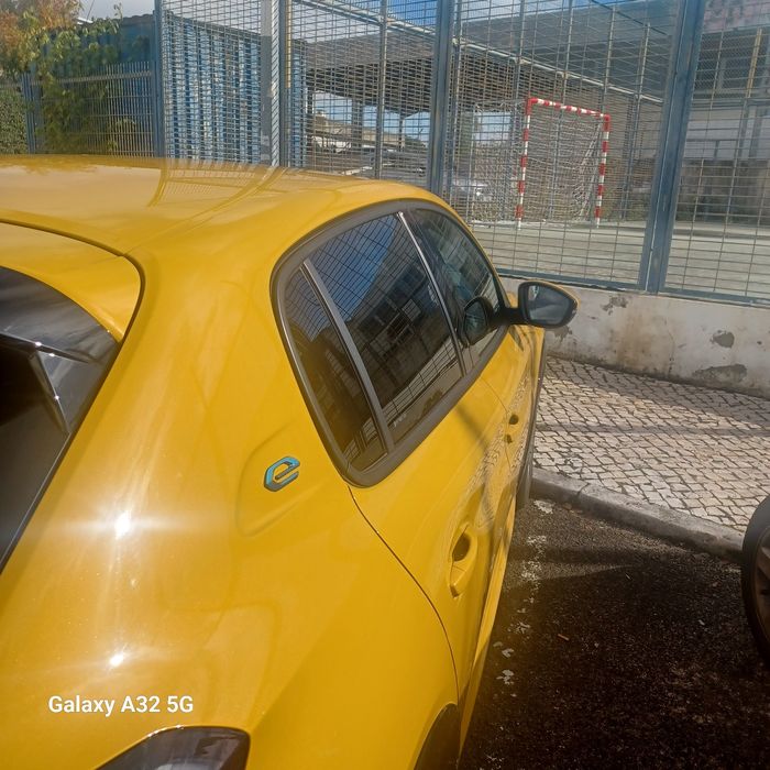 Tenho Automóvel Peugeot e-208:=250€/semana   para  TVDE